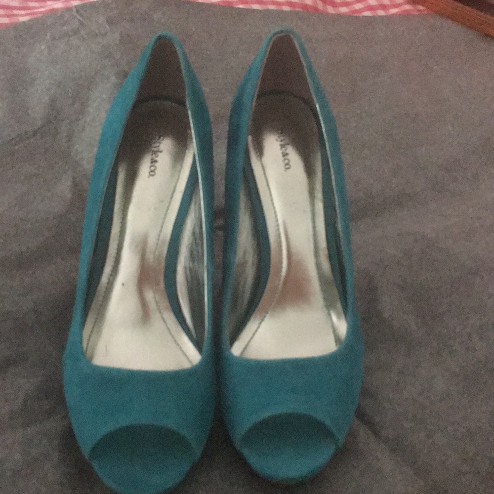 Torquoise Heels - Picture 2 of 2